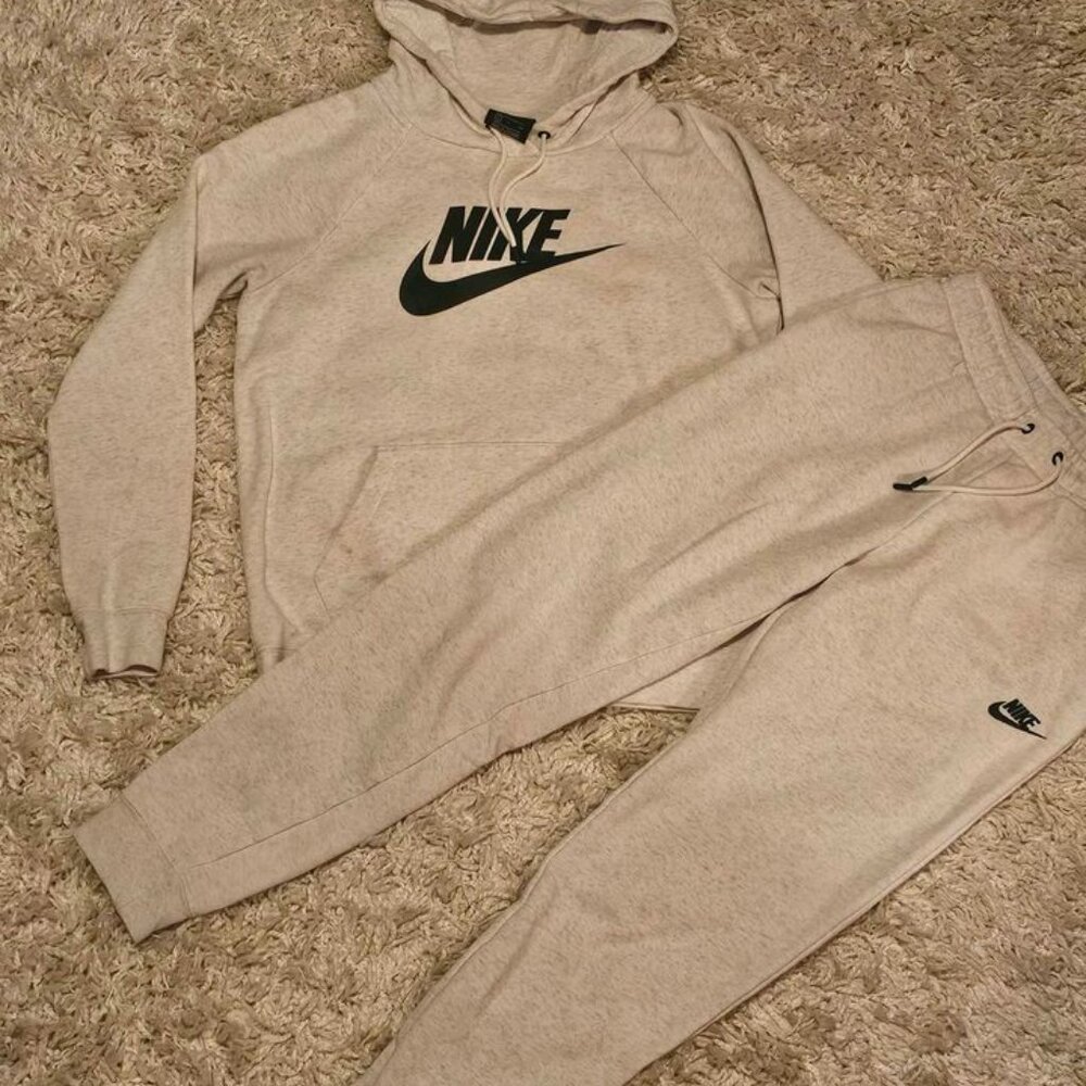 Great Used Condition Women's Nike Sweatsuit (hoodie & pants), Size: Small